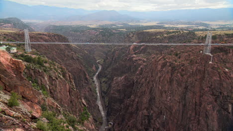 Puente-Royal-Gorge-En-Colorado-Con-Autos-Cruzando-Sobre-El-Río-Arkansas