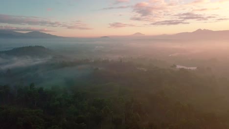 Vogelperspektive-über-Den-Borobudur-Tempel-In-Indonesien-Und-Die-Umliegenden-Berge-Bei-Einem-Orangefarbenen-Sonnenaufgang