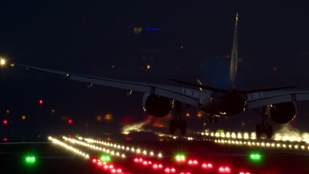 avión aterrizando en la noche