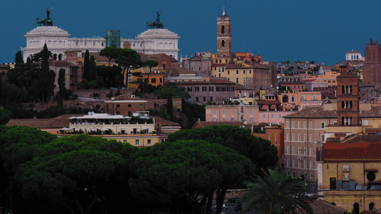 Vista panoramica del paesaggio urbano di Roma al crepuscolo con l'Altare della Patria
