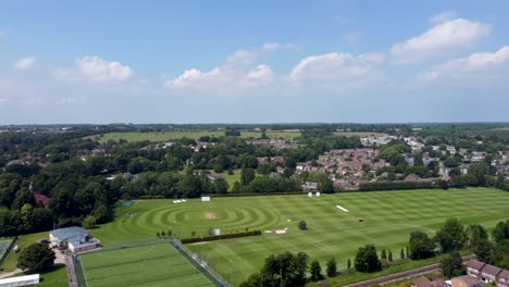 imágenes de 4k drone día soleado del campo de deportes de la escuela de reyes en canterbury