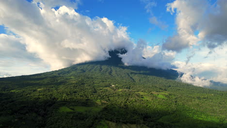 vista aérea de drones de los volcanes de guatemala con nubes y cielo azul