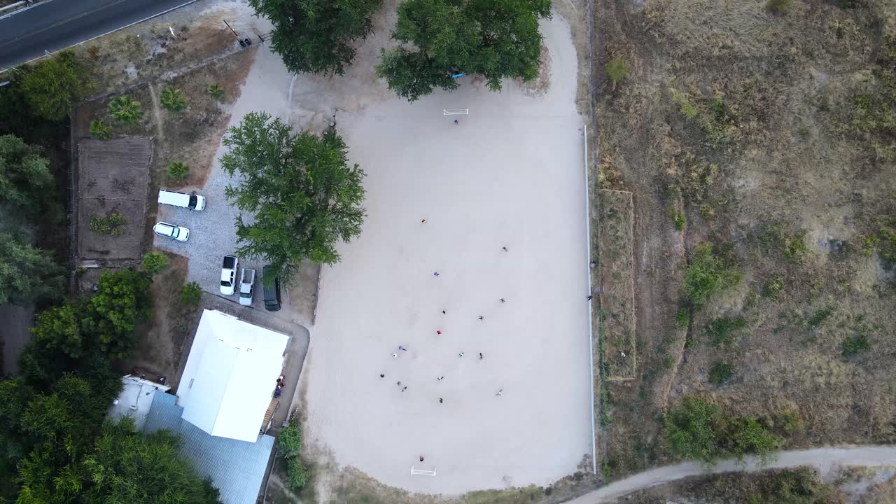 un drone muy alto toma a niños jugando al fútbol en méxico.