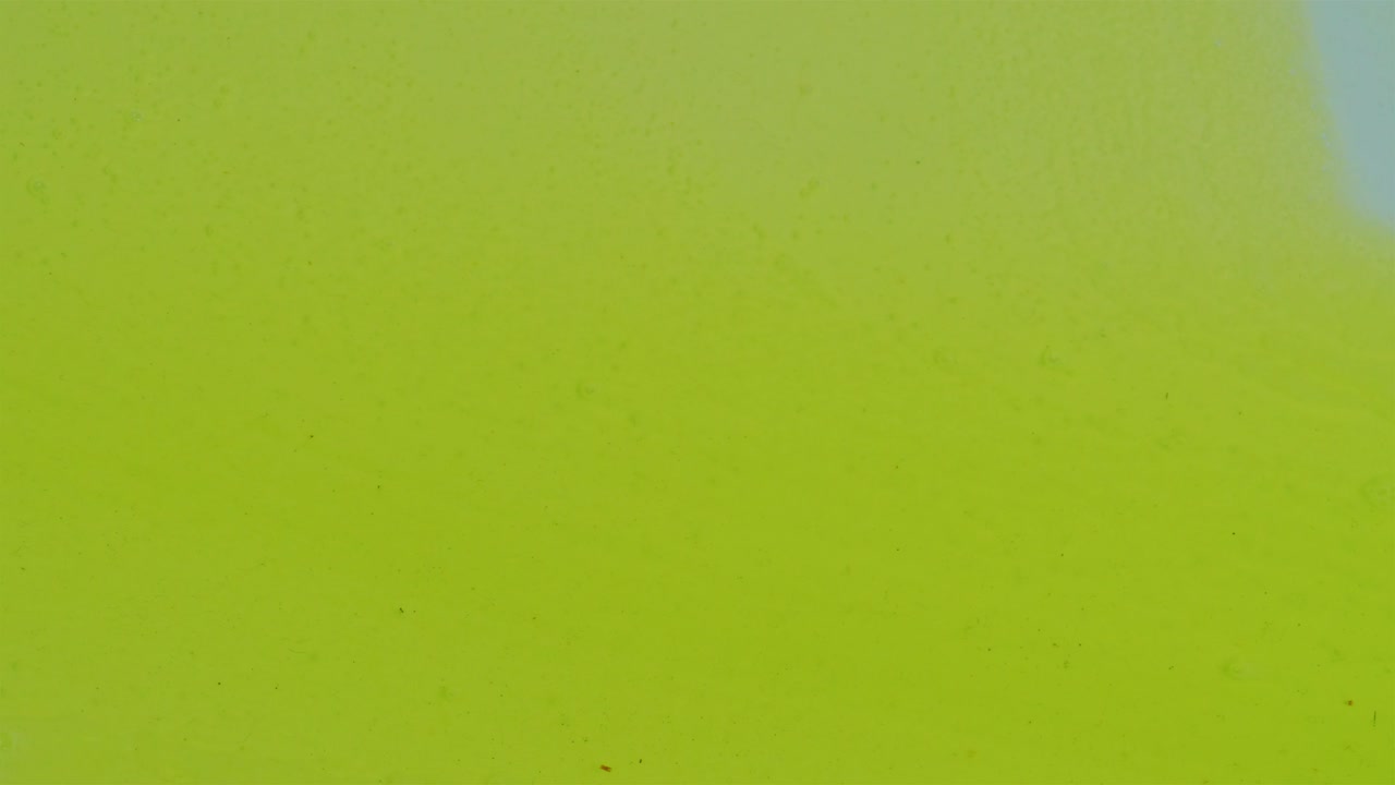 líquido pegajoso amarillo derramado sobre una superficie plana