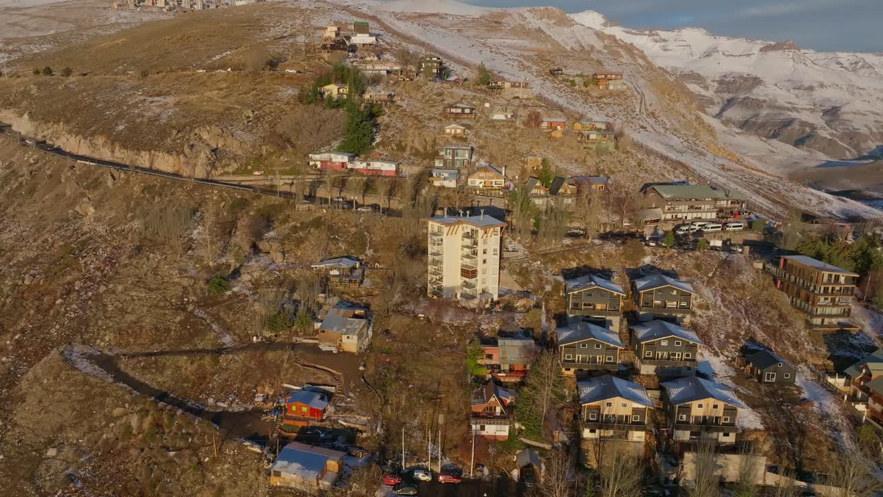 Gün doğumu sırasında And Dağları'ndaki evlerin havadan genel çekimi.