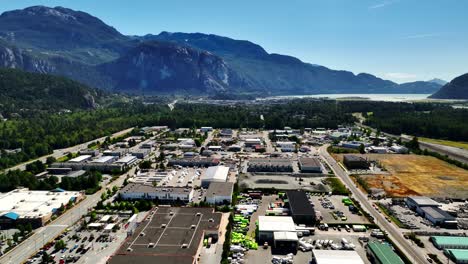 Vista-Aérea-Sobre-El-área-Comercial-En-Squamish,-Norte-De-Vancouver,-Columbia-Británica,-Canadá---Disparo-De-Drones