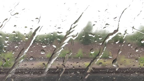 Gotas-De-Lluvia-Bajando-Por-La-Ventana-De-Un-Tren