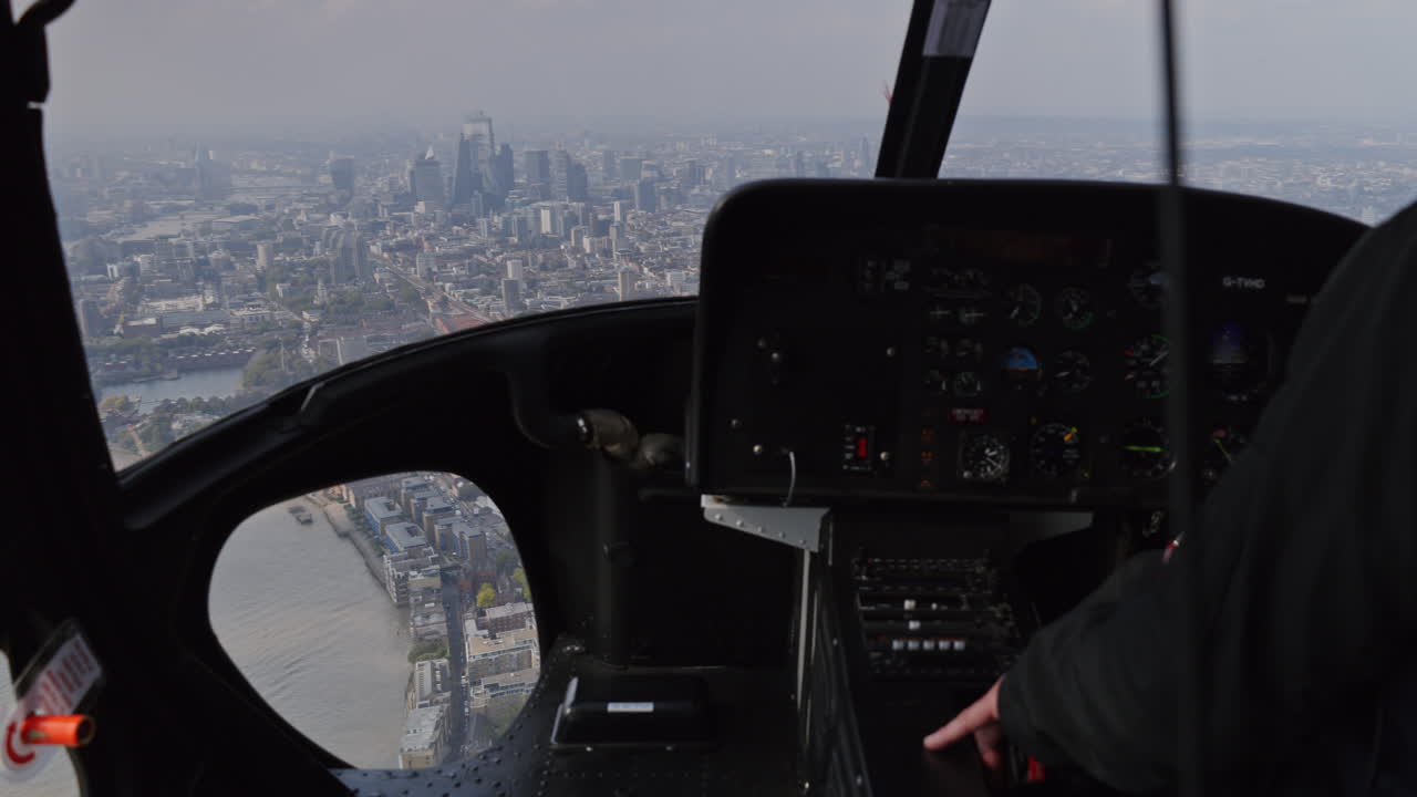 filmando desde dentro de un helicóptero sobre londres