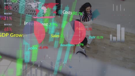 Animation-Von-Geschäftsbegriffen-Und-Datenverarbeitung-über-Verschiedene-Kollegen,-Die-Im-Büro-Spazieren-Gehen