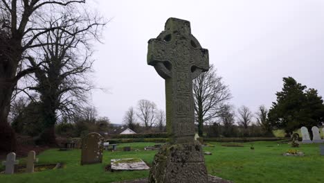 Historischer-Friedhof-Mit-Hohem-Kreuz,-Alter-Ort,-Castledermot,-Kildare,-Historisches-Dorf,-Touristenattraktion-Im-Winter