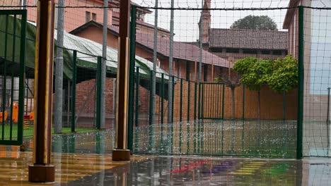 Lluvia-Cayendo-En-El-Patio-Al-Aire-Libre-Sobre-El-Campo-De-Baloncesto-En-Otoño