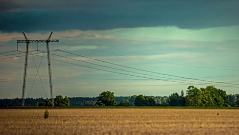 Los-Campos-De-Cereales-Con-Postes-De-Alta-Tensión-Están-Amenazados-Por-Oscuras-Nubes-De-Tormenta.