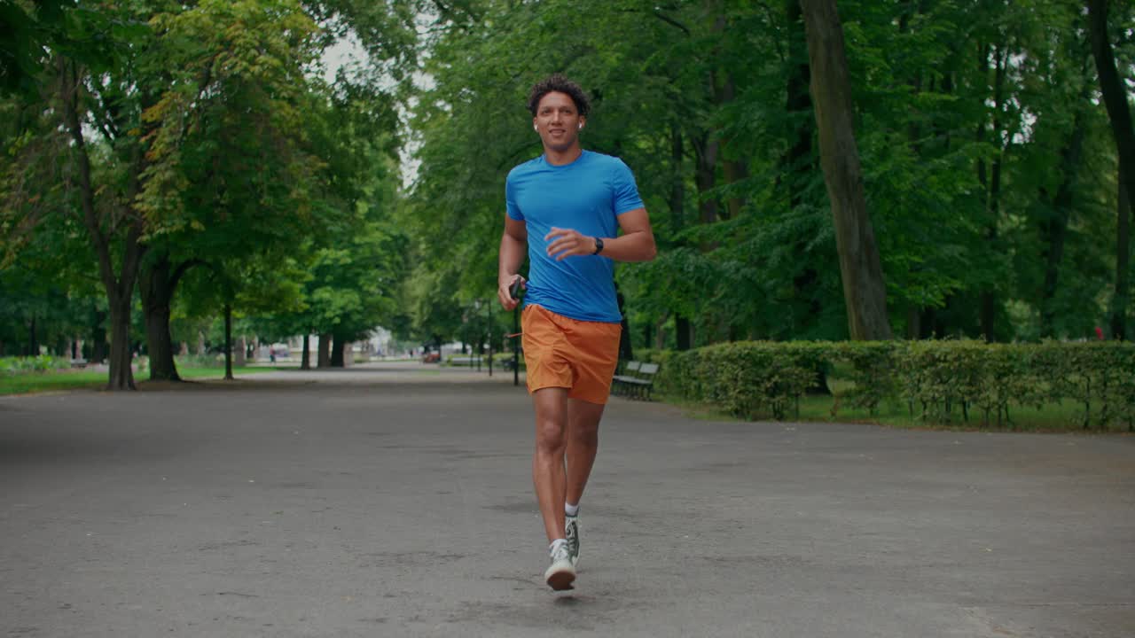 Uomo che fa jogging nel parco