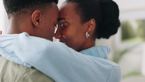 Beso-De-Pareja,-Matrimonio-Africano-Y-Feliz-En-Casa