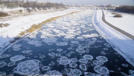 Gefrorener-Fluss-Mit-Statischem-Schuss-Der-Eisschollen-1