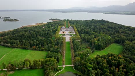 Herrenchiemsee-Edificios-Reales-Con-Jardín-Formal-En-La-Isla-Herreninsel-Junto-Al-Lago-Chiemsee-En-Baviera