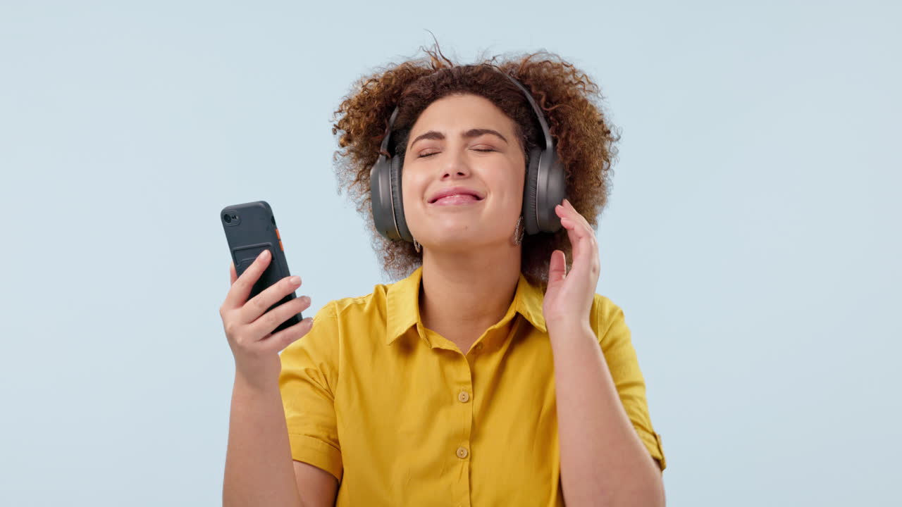 teléfono, auriculares y mujer feliz bailando a la música