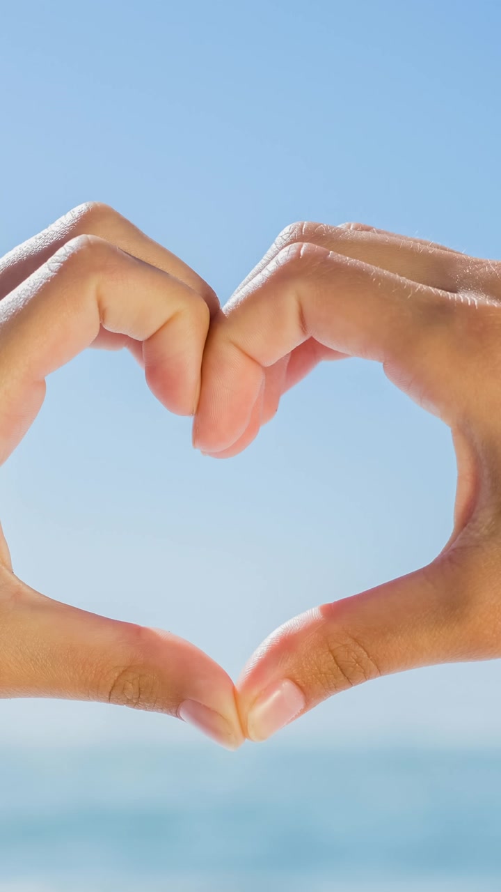 Animación de un icono de corazón sobre manos en forma de corazón