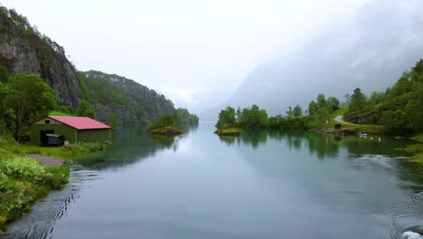 Schöne-Natur-Norwegen-Natürliche-Landschaft-Lovatnet-See.