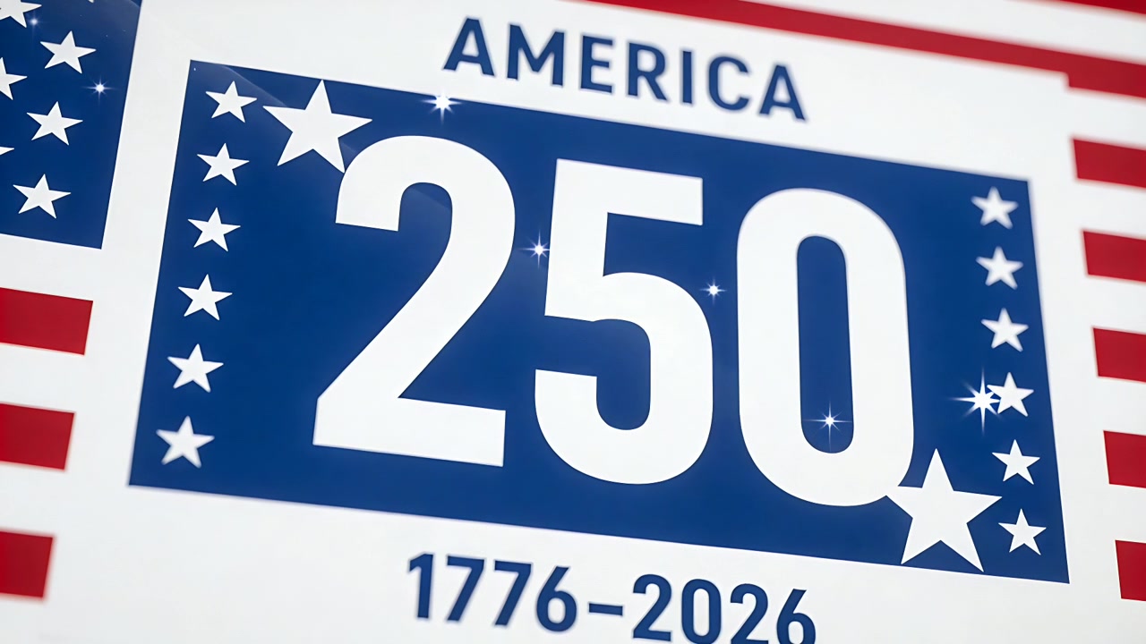 Scintillii che appaiono, un emblema centrato che acquista lucentezza e ombreggiatura in studio, celebrando il 250° anniversario dell'America.
