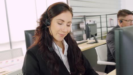 personas de negocios que usan auriculares trabajando en la oficina