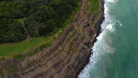 Exuberante-Bosque-Verde-En-El-Promontorio---Olas-Oceánicas-En-El-Punto-De-Lennox---Cabeza-De-Lennox,-Nueva-Gales-Del-Sur,-Australia