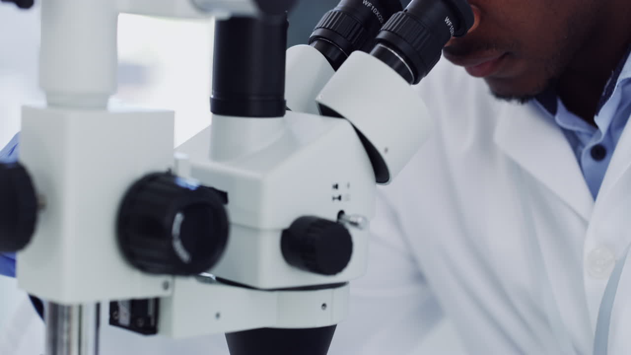 素敵な若い男性植物科学者が