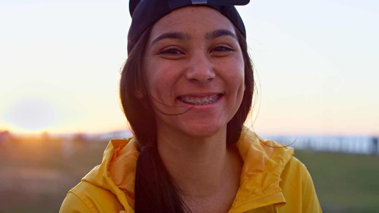 sonrisa adolescente, gen z y cara al aire libre con las vacaciones