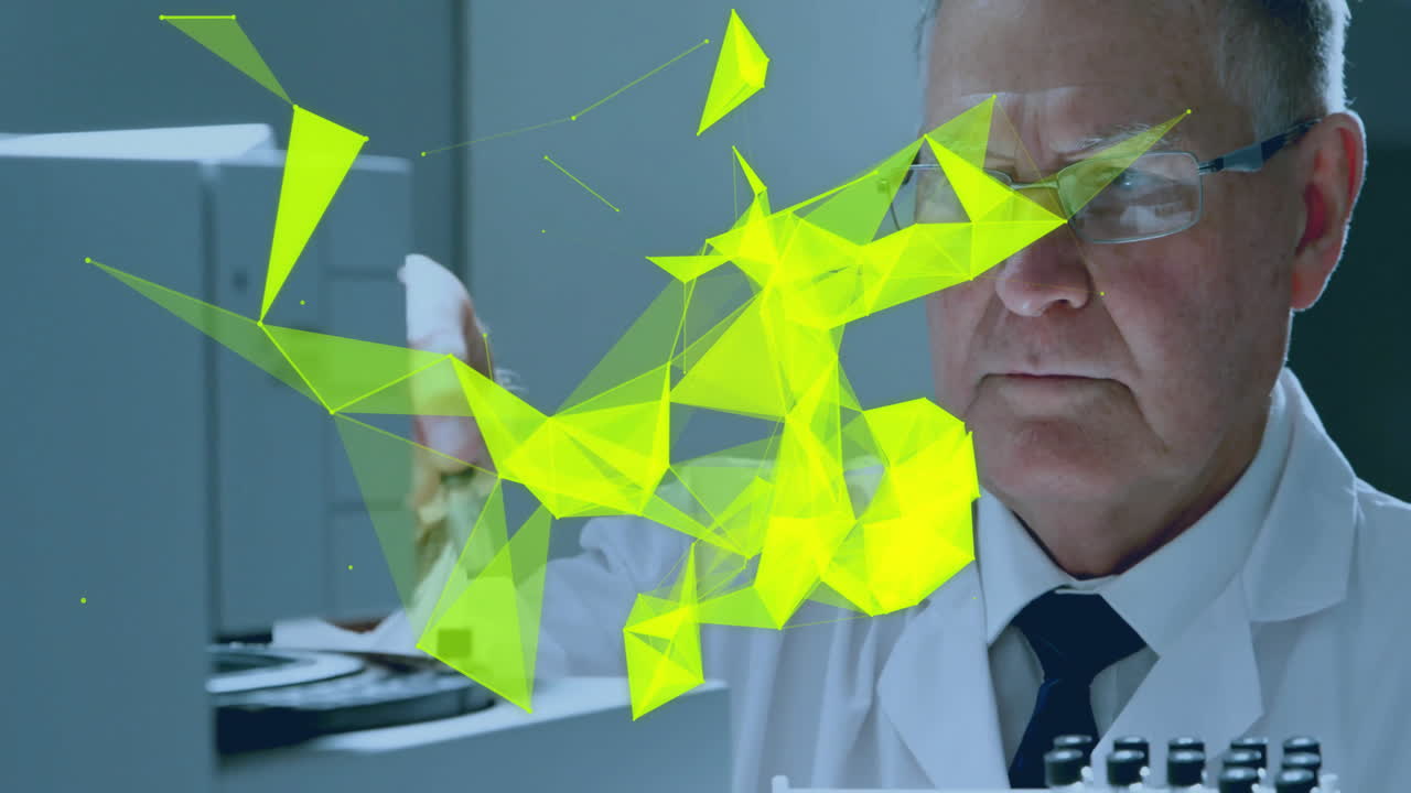 animación de rastros de luz brillante sobre el científico caucásico en el laboratorio