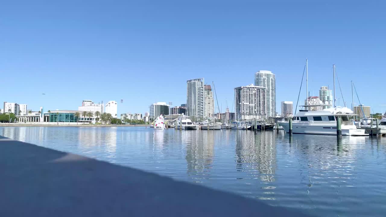 플로리다주 세인트 피터스버그의 정박지로 들어가는 범선의 4k 비디오