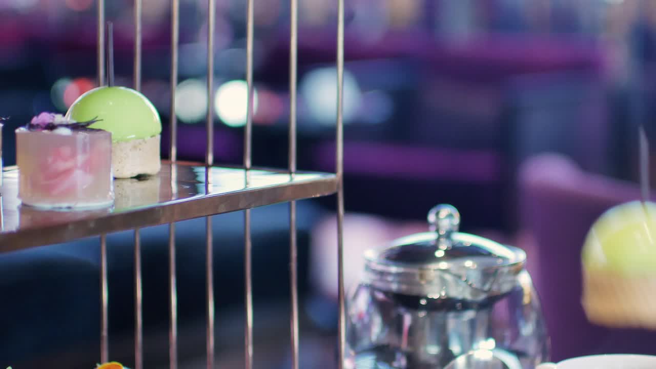 호텔에서 티타임 오후에 애프터눈 하이 티 세트에서 달콤한 디저트 한 조각을 잡아