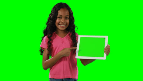 chica sonriente mostrando una tableta digital 4k