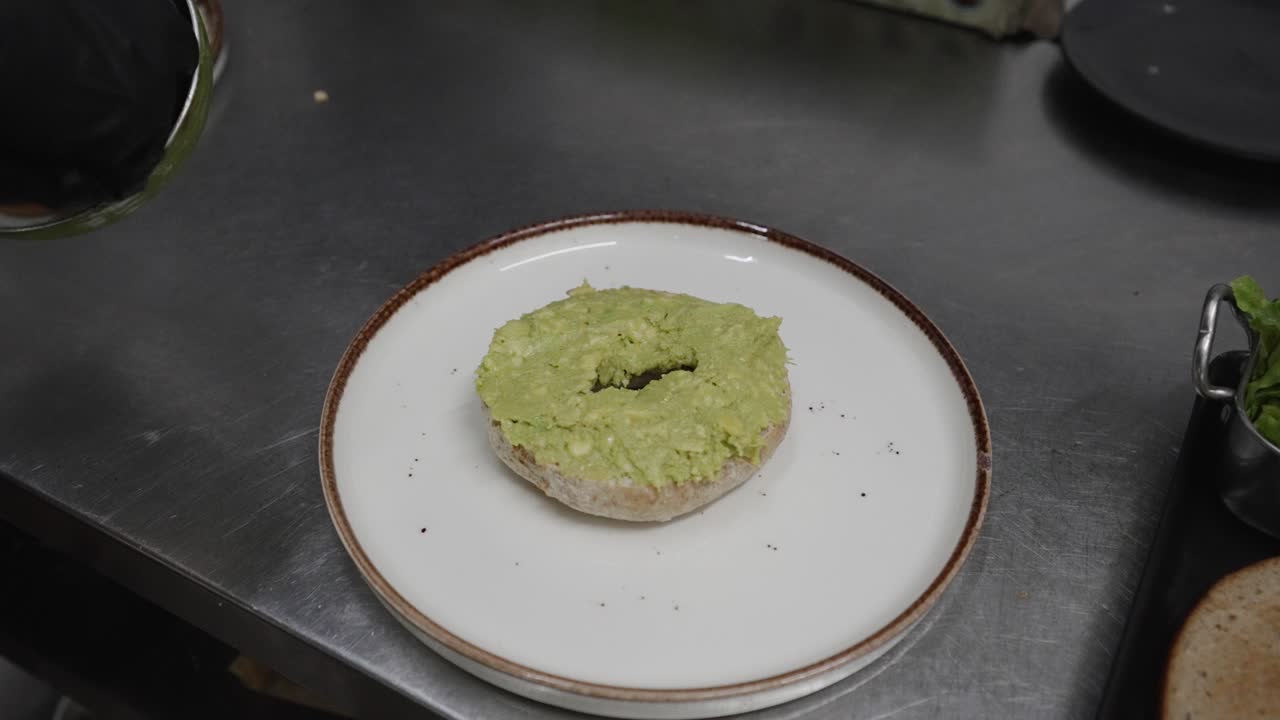 전체 곡물 과 함께 아보카도 계란 샌드위치, 접시에 제공, 셰프 손