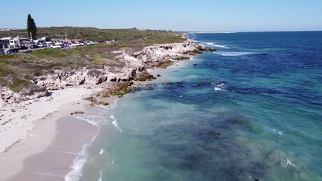 la costa cubierta de rocas y hierba en burns beach, australia occidental