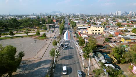 Verkehr-In-Den-Straßen-Von-Santiago-De-Chile,-Luftaufnahme-Des-Religiösen-Stadtzentrums-Im-Hintergrund,-Eröffnungsaufnahme-Der-Südamerikanischen-Hauptstadt