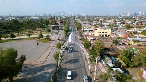 tráfico en las calles de santiago de chile vista aérea de la cruz religiosa centro de la ciudad fondo, capital sudamericana establecimiento de tiro
