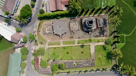 vista aérea de arriba hacia abajo del antiguo templo de ngawen y el campo de arroz, java, indonesia