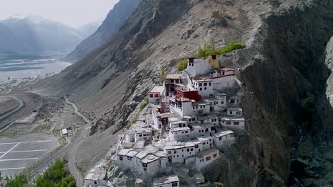 Vista-Aérea-De-Los-Hermosos-Restos-Antiguos-Del-Monasterio-Budista-Ubicado-En-Una-Cordillera-Escarpada