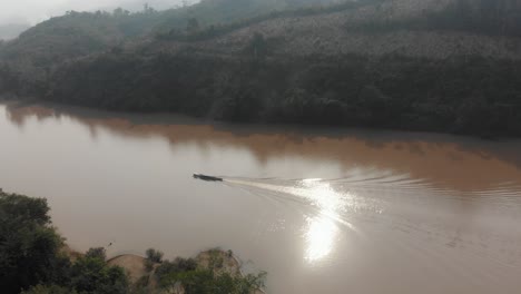 Pequeño-Barco-Local-En-El-Río-Nam-Ou-En-Nong-Khiaw-Laos,-Aéreo