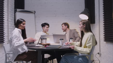 groep diverse collega's die een teamvergadering hebben in de directiekamer 4