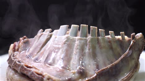 chuletas de cordero, atractivas y deliciosas, cocina de carne de carnero