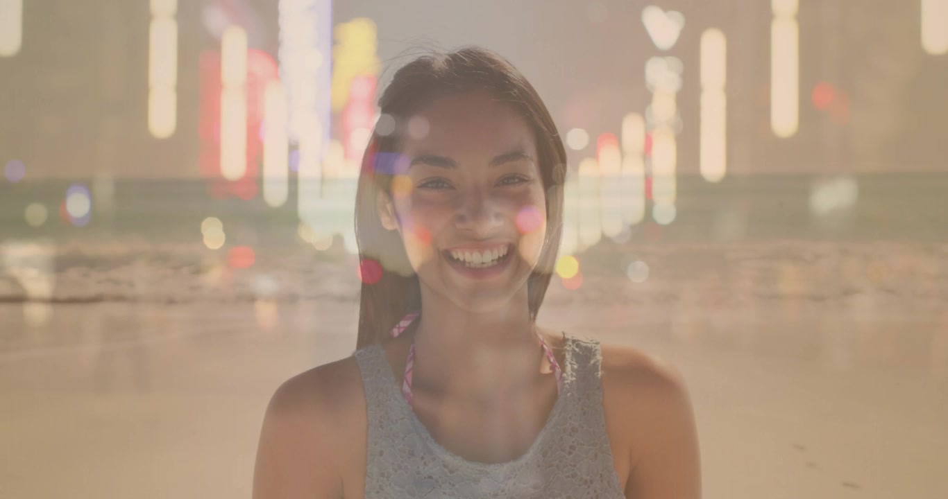 Donna di fronte, fotogrammi in progressione, sorridente e ridente, con effetto bokeh del molo sovrapposto al viso, per marketing.
