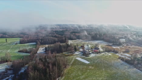 la belleza de un pueblo europeo en invierno, cuando se ve desde un avión no tripulado, se centra en las condiciones de niebla y niebla del paisaje