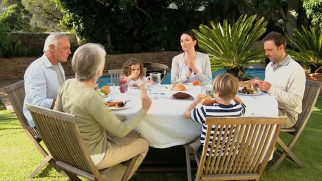 Familie-Beim-Abendessen-Draußen