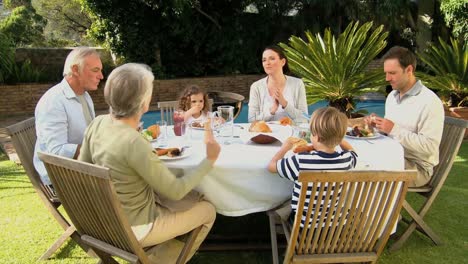 la familia cenando afuera