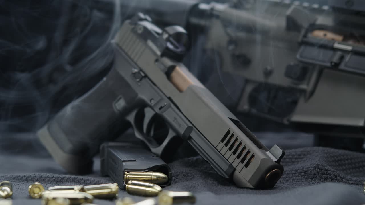 humo que se eleva alrededor de las armas de fuego y balas dispersas en tela texturizada