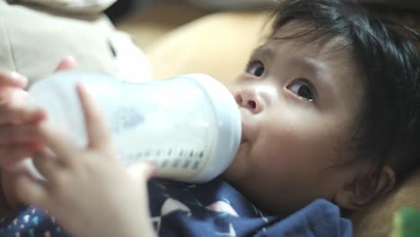 Niño-Malasio-Bebiendo-Leche-De-Una-Botella,-De-Cerca