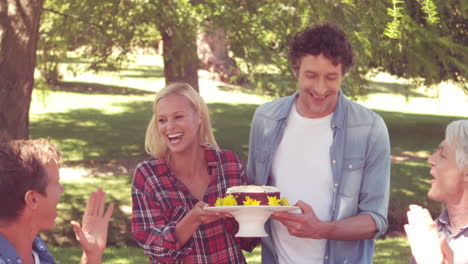 una familia feliz haciendo un picnic