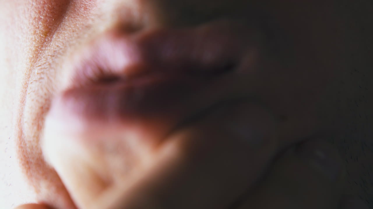 hombre concentrado mira al espejo después de afeitarse por la mañana