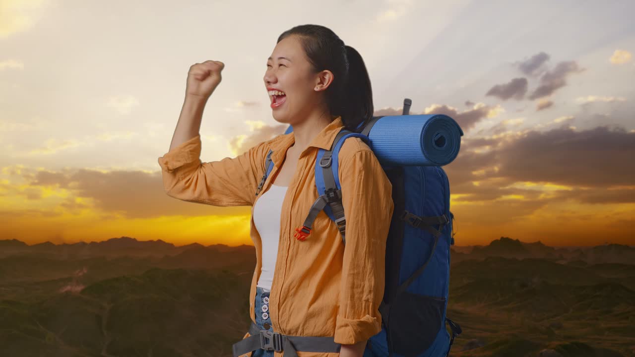 mujer feliz viajera en la cima de una montaña